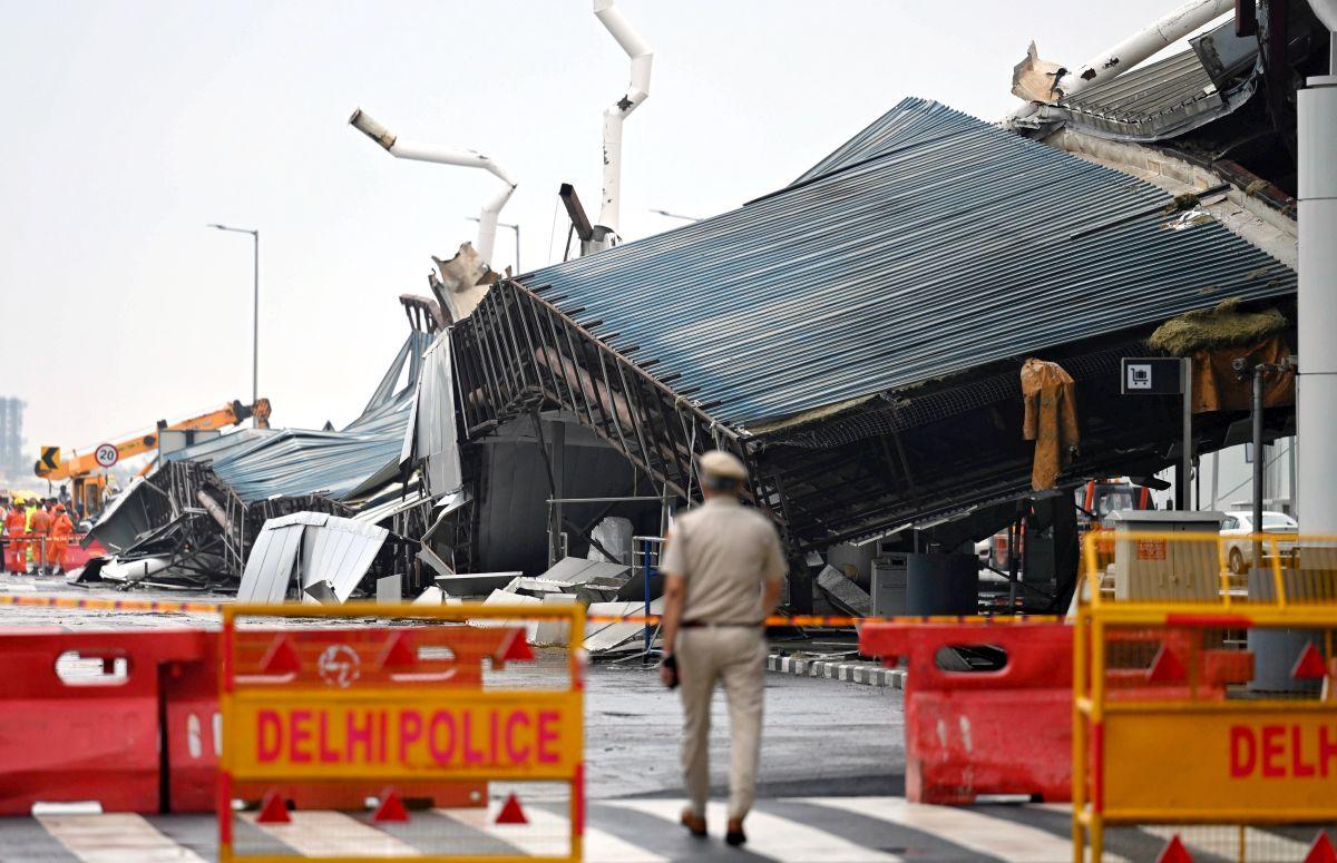 Delhi airport roof collapses